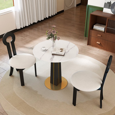 Ensemble de salle à manger 3 pièces moderne avec plateau rond en pierre frittée 33,5 po, base piédestal noire avec garniture dorée et 2 chaises en bois d'hévéa