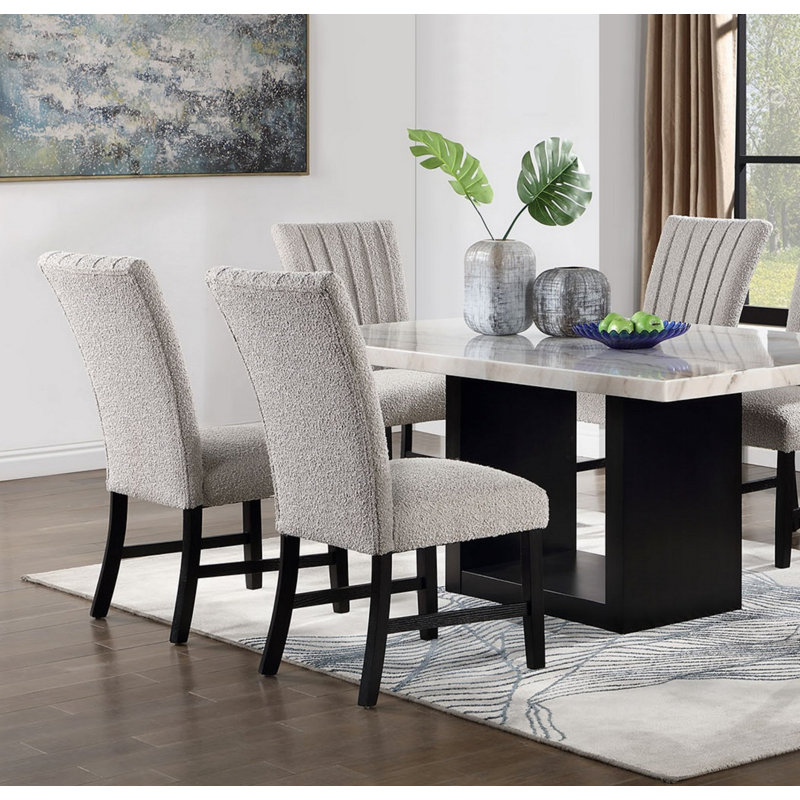 Table de salle à manger avec six chaises rembourrées pour la salle à manger
