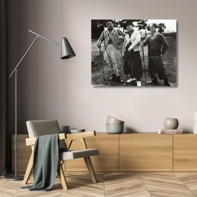 Trois golfeurs avec un ami