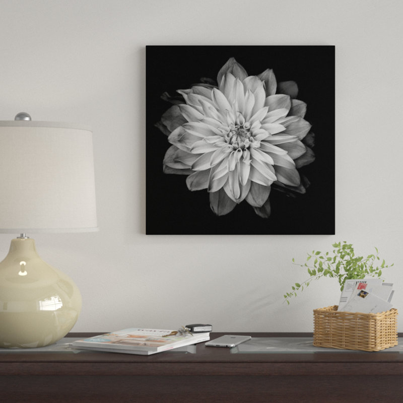 «Dahlia XVII, B&W» par Magda Indigo, impression sur toile, H 18 po x l 18 po x P 1,5 po, Toile encadrée noire, Pas de tapis