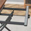 Ensemble de table et de chaises. Plateforme de levage multifonctionnelle moderne, plateau en panneau de fibres à densité moyenne en bois de noyer, pieds en métal, assorti à 4 chaises en tissu de lin.