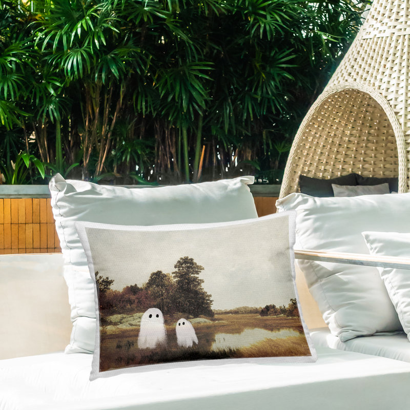 Coussin d'extérieur à imprimé fantômes dans une campagne traditionnelle, design par Victoria Barnes