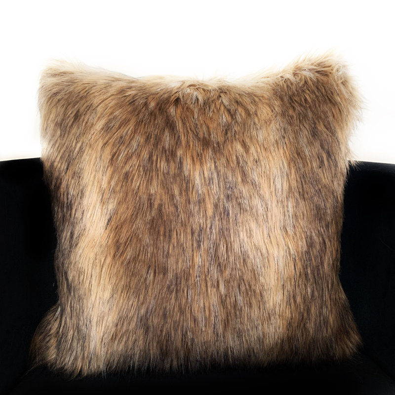 Coussin imprimé animal en fausse fourrure Mountain Coyote, 26 po x 26 po