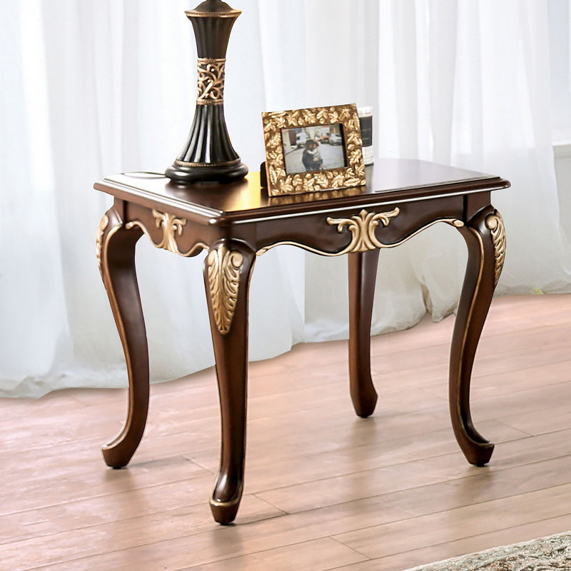 Table de bout de style traditionnel avec pieds incurvés, détails sculptés, détails dorés et structure en bois massif au fini tabac riche