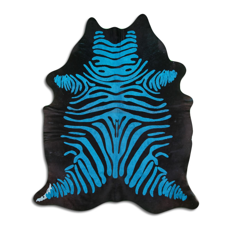 Tapis en peau de vache bleu sur fond noir Zebra Acqua, Nouveauté 5 pi 8 po x 6 pi 7 po