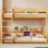 Lit superposé grand sur grand, tablettes de rangement intégrées et station de charge, minimaliste contemporain, chambre à coucher commune