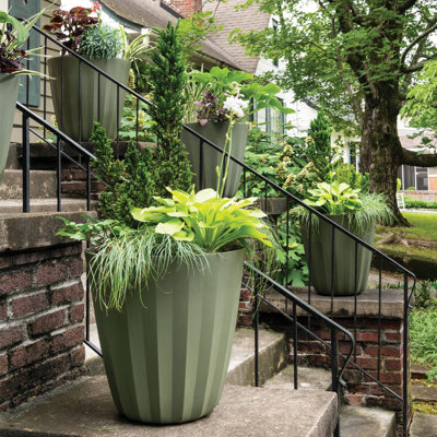 Crescent Garden Pleat Modern Round Pot Planter