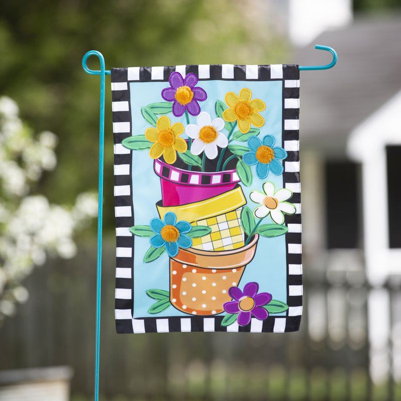 Drapeau de jardin empilé avec pots de fleurs printanières