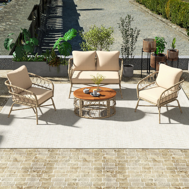 Ensemble de conversation d'extérieur 4 personnes avec coussins amovibles beige | Ensemble de patio avec table en bois d'inspiration bohémienne | Polyester et osier
