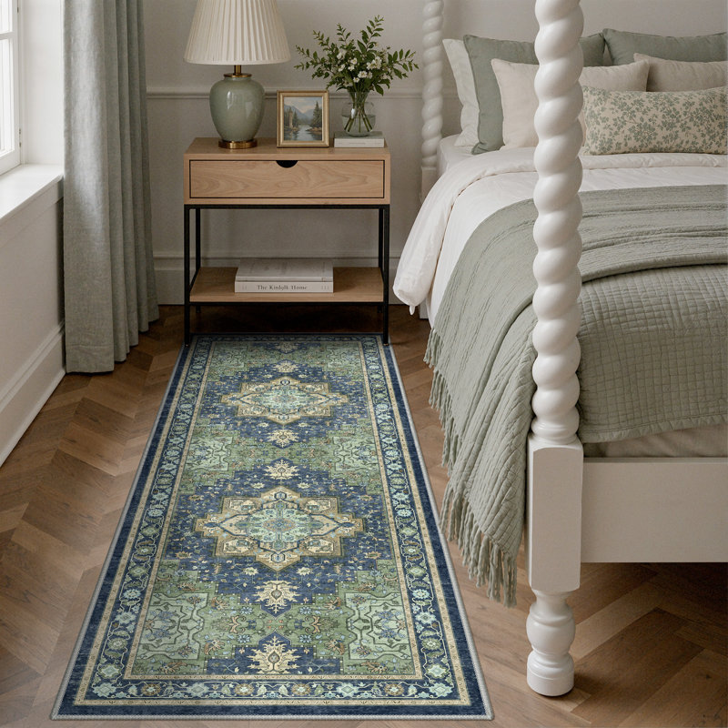 Tapis de couloir oriental performance bleu marine / sauge Roehit 2 pi x 6 pi, lavable à la machine