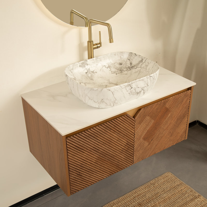 Meuble-lavabo mural 36 po avec lavabo vasque rond à aspect pierre et plateau en pierre frittée blanc de Carrare - portes en bois sergé, finition chêne