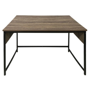 Bureau avec prises intégrées