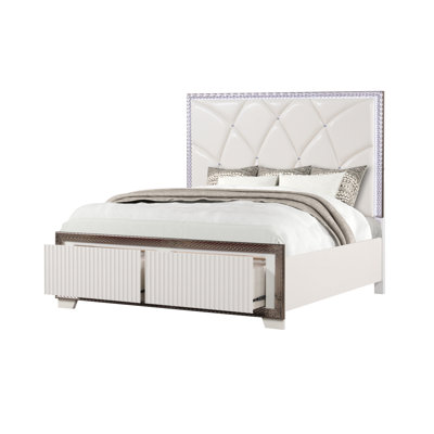 Très grand lit capitonné de style contemporain Fabio fabriqué avec des accents latéraux en forme de losange, un éclairage DEL et du bois au fini Coster