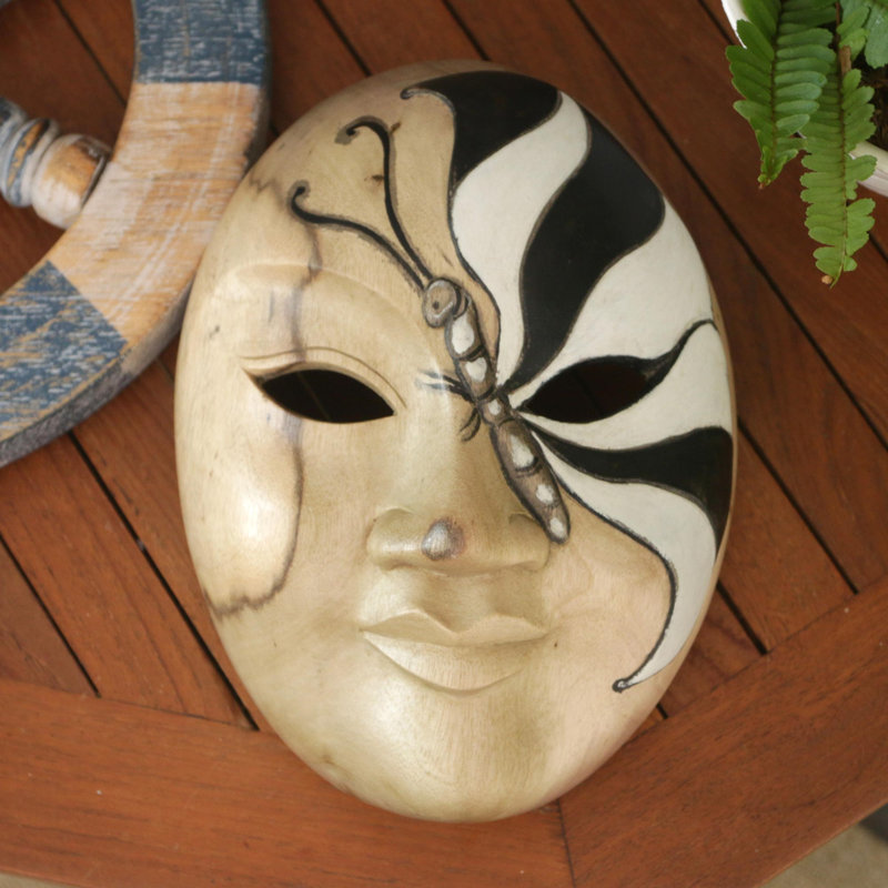 Masque de bois en forme de papillon féminin fait à la main Bungalow Rose