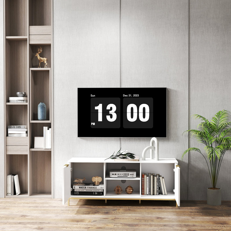 Meuble télé de salon moderne pour 60 à 69 pouces, portes à double vague, décor de tablette ouverte centrale, tablette mobile, armoire blanche avec livres et appareils de présentation en forme de pouces dorés, réglable