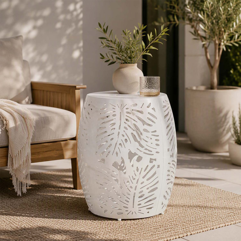 Table d'appoint élégante en métal avec un design en fer découpé et un cadre durable enduit de poudre, parfaite pour les espaces de vie modernes.