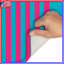 Tapis de bain rose à rayures bleues-446649075