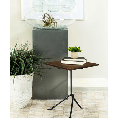 Table d'appoint moderne brun foncé avec support de trépied et plateau de manguier contemporain pour le décor de la chambre à coucher