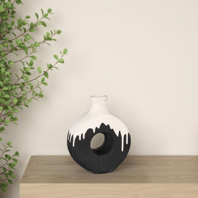 Vase en porcelaine avec trou circulaire