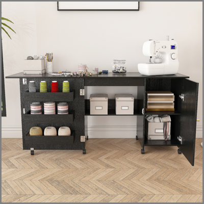 Table de machine à coudre pliable de 57,5 po avec roulettes verrouillables, station de bricolage avec tablettes, bacs et armoire, armoire de couture réglable / bureau pour la maison, la chambre à coucher et la salle de bricolage (noir)