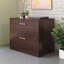 Bureau brun et ensemble de dossiers latéraux