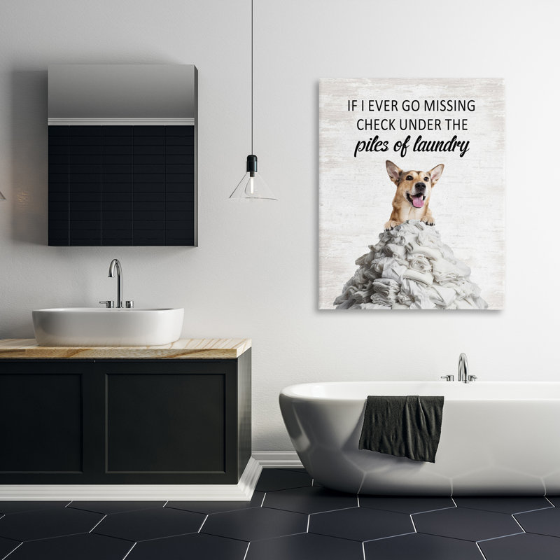Toile «Piles Of Laundry Dog», design par Lettré et doublé, H 48 po x l 36 po