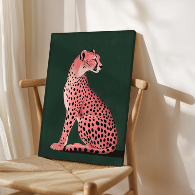 Guépard rose assis, faisant face à la droite, sur fond vert foncé, art numérique. Art mural encadré en toile - Cadre en bois massif de 24 po x 36 po et 1 po d'épaisseur pour le salon ou la chambre à coucher