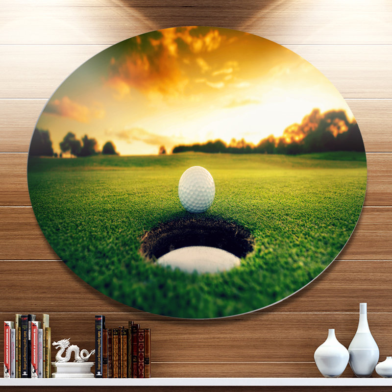 «Golf Ball Near Hole», reproduction de photo sur métal, H 36 po x l 36 po