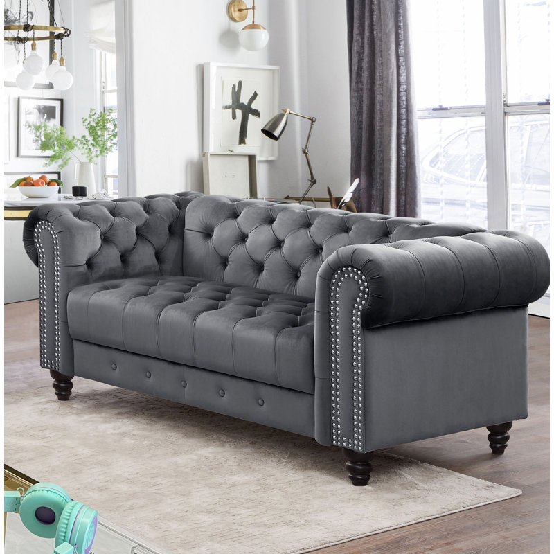 Causeuse Chesterfield en velours à accoudoirs roulés 68 po Marvale