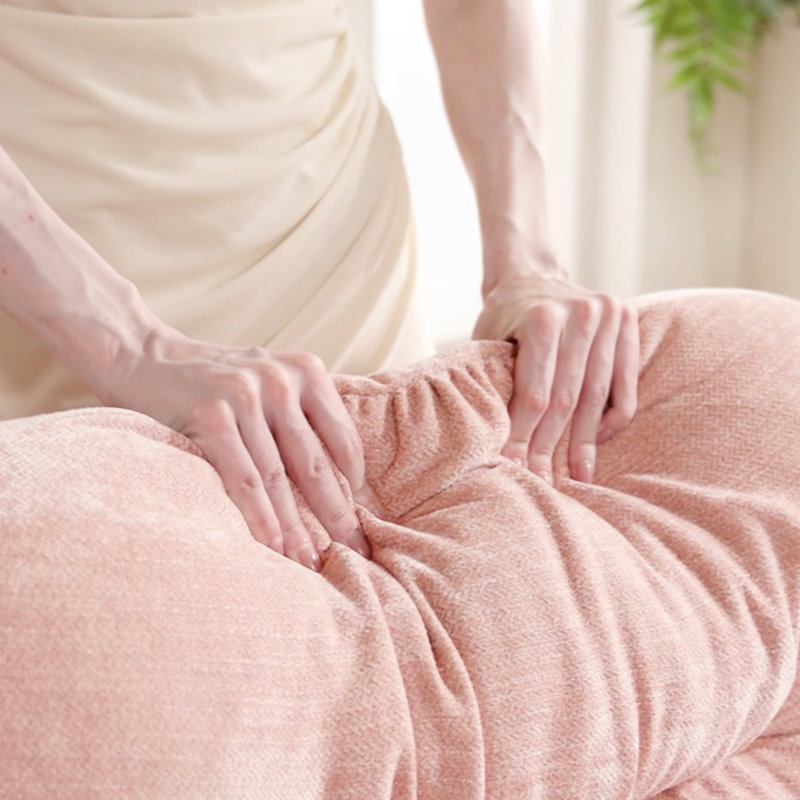 Canapé rose en forme de nuage avec assise moelleuse et douce en chenille