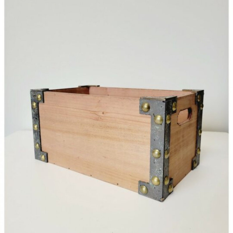Boîte en bois brun avec bords en métal