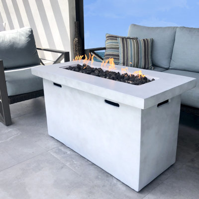 Table de foyer de 25 po de hauteur au propane en béton renforcé de fibres de béton - 42 po de largeur Heat & Rust 50000 est livré avec un élément d'extérieur moderne de pierres de lave