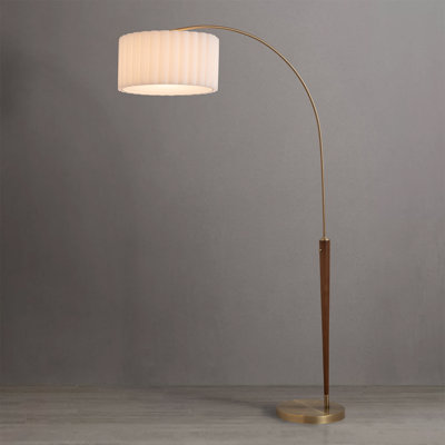 Lampe sur pied à arc 1 lumière Scalloped - Noyer, laiton vieilli, lin blanc, diffuseur, gradateur