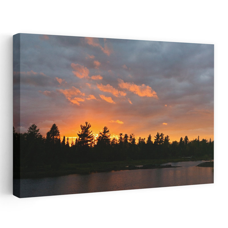 Coucher de soleil derrière la forêt silhouette du lac Three Boundary Waters Paysage de forêt contemporain abstrait et tranquille