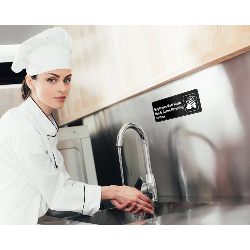 Les employés doivent laver les mains avant de retourner au panneau de travail
