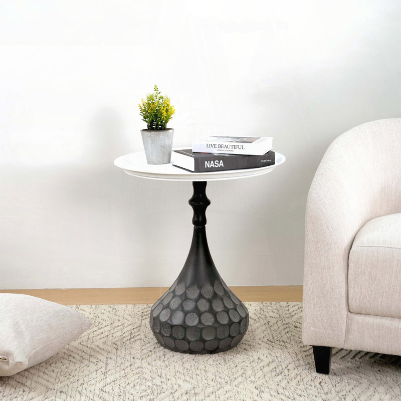 Table basse décorative en métal avec texture martelée à la main - blanc et noir