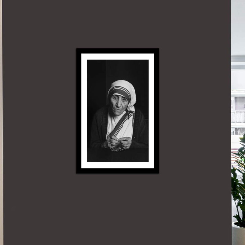 «Mother Teresa», photographie encadrée, Papier encadré noir, H 32 po x l 24 po x P 1 po