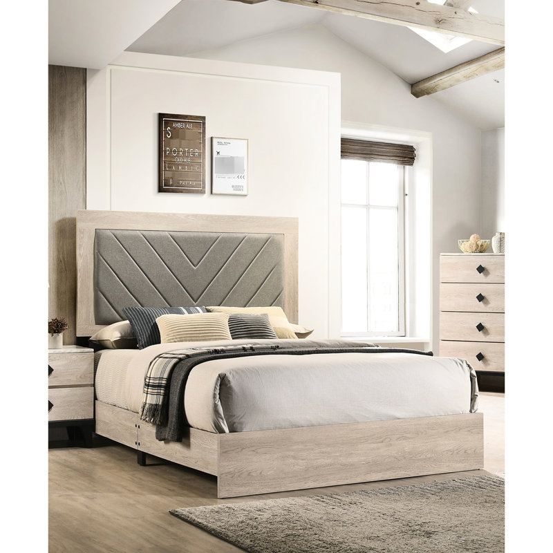 Grand lit contemporain en bois d'hévéa, finition crème, tête de lit transitionnelle en tissu gris, structure en bois, Crème