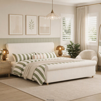 Lit plateforme King capitonné de style traîneau avec tête de lit haute, pied de lit arrondi, pieds et lattes en bois massif, beige