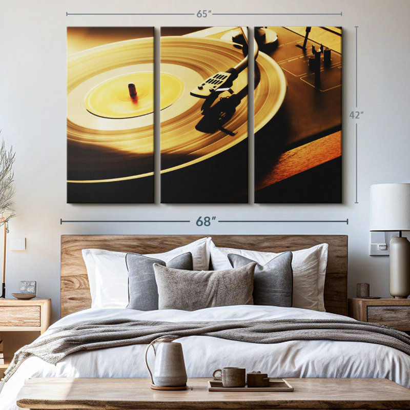 «Spinning Vinyle», 3 pièces sur toile, H 42 po x l 65 po x P 1,25 po