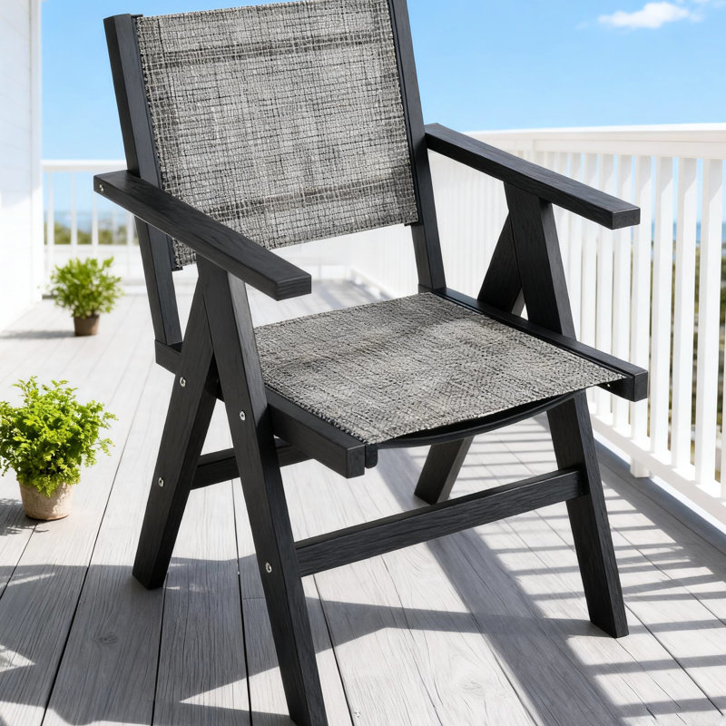 Chaise de salle à manger Hips avec assise tressée confortable, gris anthracite, adaptable à plusieurs ambiances, idéale pour un décor nordique de style chalet.