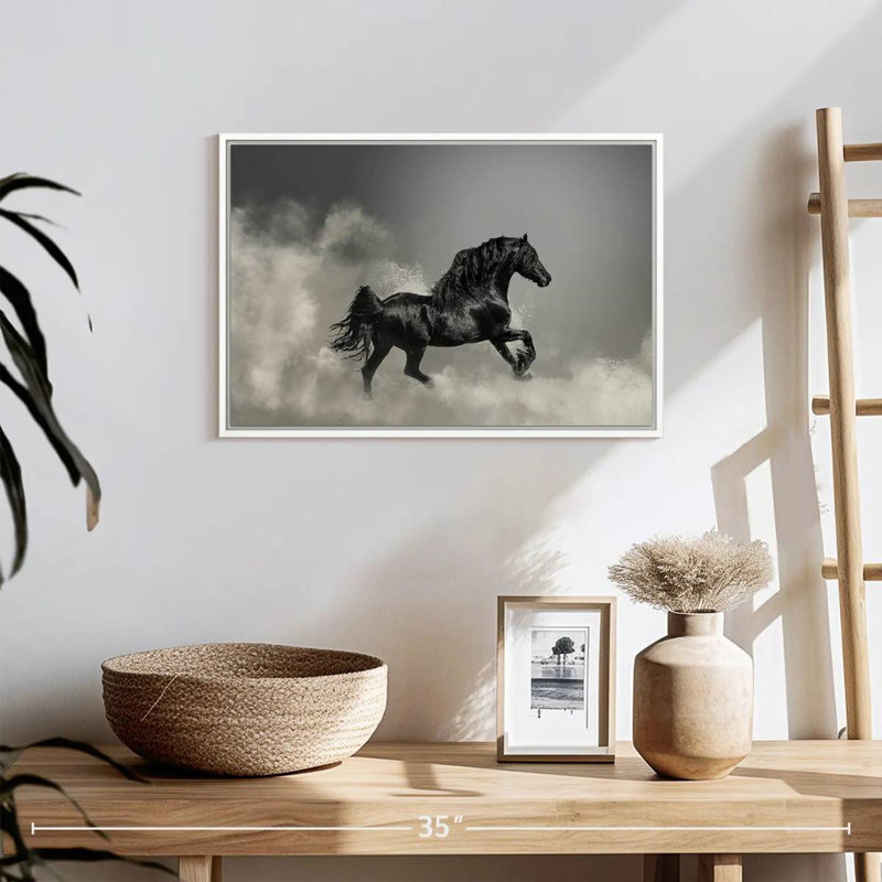 Cheval frison noir au galop, Cadre flottant blanc, 19 po x 13 po