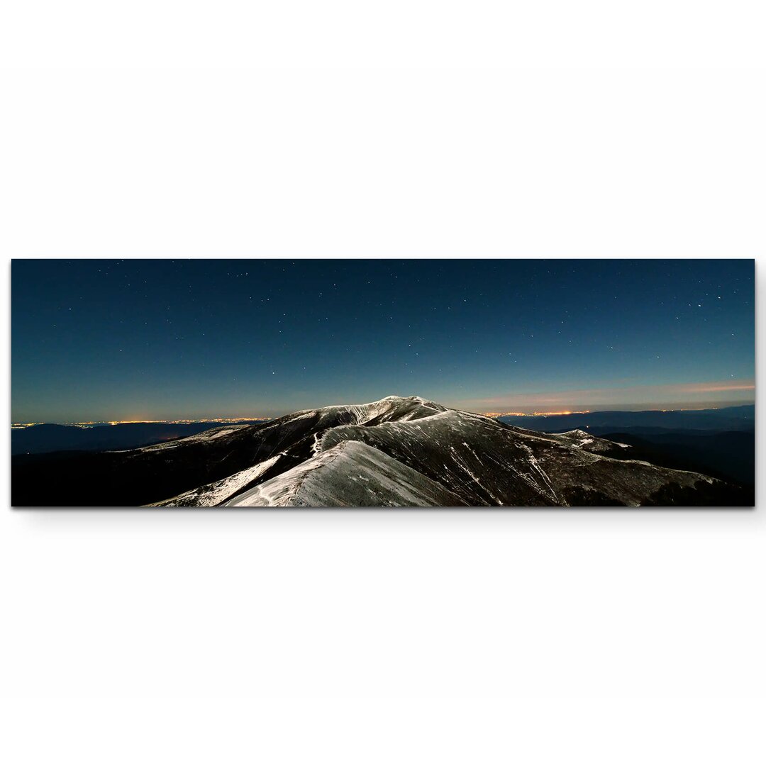 Leinwandbild Glitzernder Sternenhimmel über schneebedeckter Bergkette