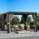 Pergola à persiennes 10 ‘X 12 'Aurora avec double couche réglable, gouttière intégrée, prise de recharge USB, moustiquaire et rideaux