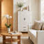 Grande armoire de rangement multifonctionnelle blanche et naturelle avec détails sculptés