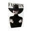 Mannequin portant un chapeau noir et un col roulé-388686922