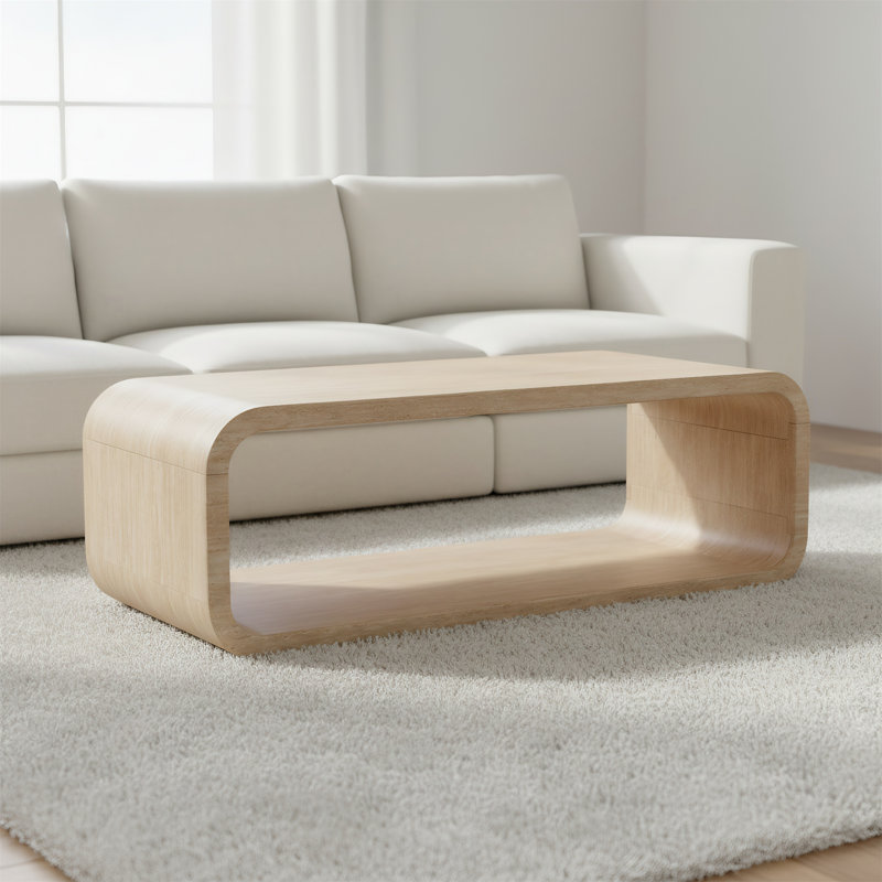 Table basse courbée en bois clair avec espace de rangement ouvert