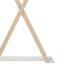 Un lit de plancher conçu comme une tente, avec une structure triangulaire.-520859695-520859694