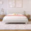 Lit tapissier contemporain avec tissu bouclé en molleton et pieds ronds massifs, design courbé élégant pour la chambre à coucher