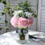 Arrangement floral en soie dans un vase-2100749173